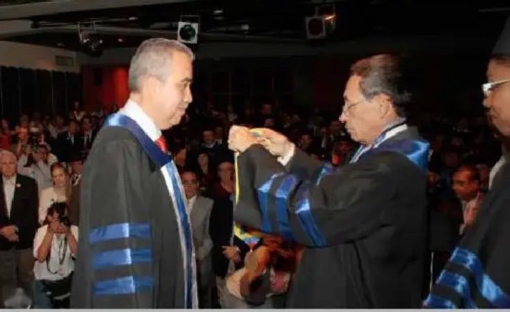 Luisemartinezh's tweet photo. Hace 15 años que Cesar Peña Vigas me juramentó como Rector de @UNITEC_VE. Culminaba él su gestión de tres décadas, reconocida por todos. La Universidad continuó siendo su casa y como Presidente de la FunUNITEC siguió incansable en la forja de los mejores profesionales de #Venezuela.

Hoy, en #Valencia #Carabobo, acompañamos a su familia en el velatorio, tras su lamentable fallecimiento, y mañana al frente de una nutrida representación de la Universidad le rendiremos las honras que bien merece.

#7Sept