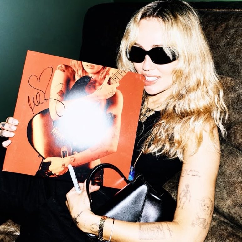 MileyUpdates's tweet photo. MILEY with Bass Persuades signed vinyl https://t.co/oEYpUoyEte