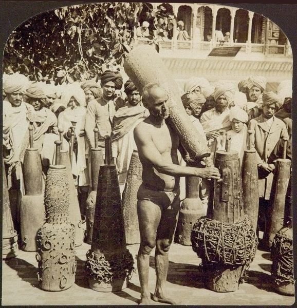 WireManFGC's tweet photo. Makes me think of some of the old school strong-men and wrestlers of India & Pakistan that, like Arjun, were pumped up dudes capable of swinging boulders. https://t.co/5Ql0C8NHRc