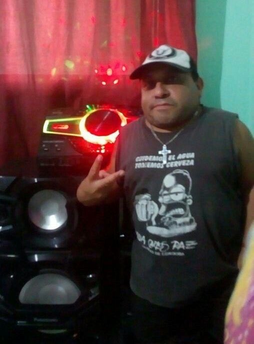 valentinarossso's tweet photo. bro realmente tengo el pelo tan quemado q nisiquiera s me arman las ondas q alguna vez tuve… mis rulos corte la mona jiménez https://t.co/QvMzdYkMlo