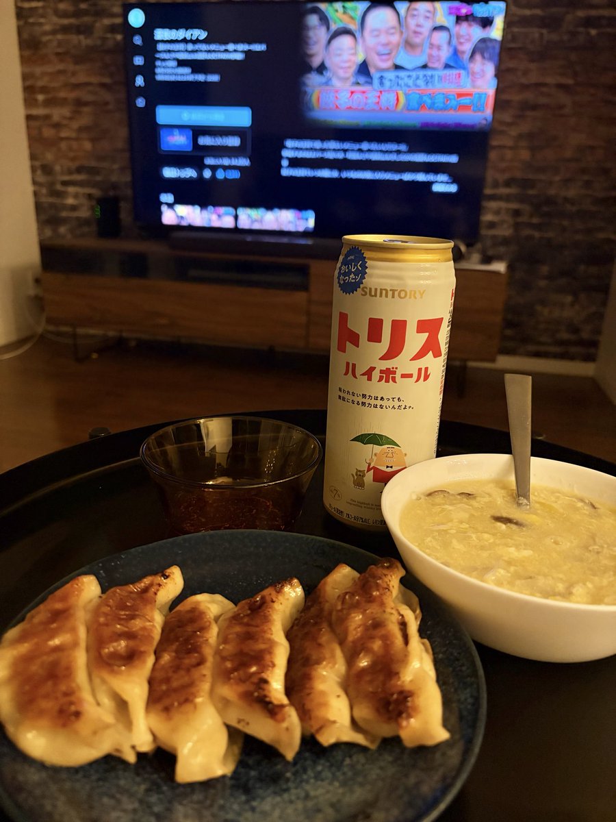 oshiri_soft's tweet photo. 週末にお持ち帰りしたついでに買った
生餃子を焼いて晩酌
餃子の王将で好きなメニュー
#餃子
#天津炒飯 
#ニラレバ炒め
#肉と玉子のいりつけ
#鶏の唐揚
#キムチ炒飯
皆様おはようございます☺️
#深夜のダイアン #餃子の王�� https://t.co/bYwYKuXEub