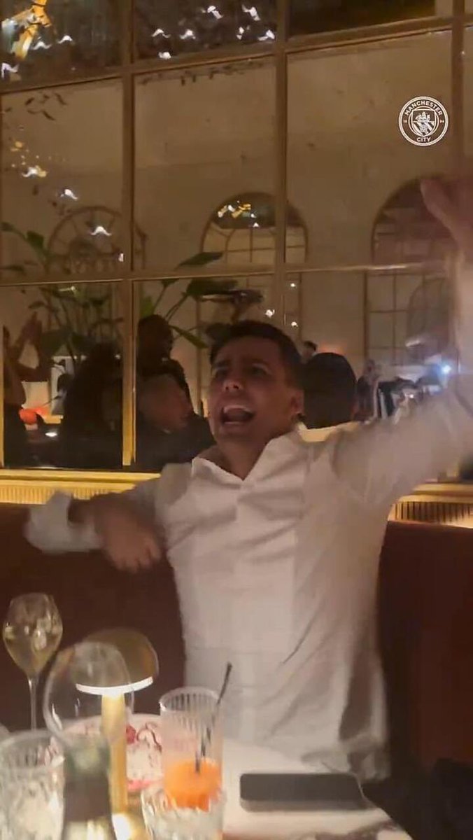 JuandaRM7's tweet photo. Al bueno de Rodri le dieron el Balón de Oro POR BUEN COMPORTAMIENTO. Desde entonces:

- Se rio de su rival directo en la celebración del BdO
- Se mofó de un fallo de su, entonces, compañero de equipo en el Mundial
- Se jacta de la calidad actual de un rival histórico

BASURA https://t.co/tw9bbORyYQ