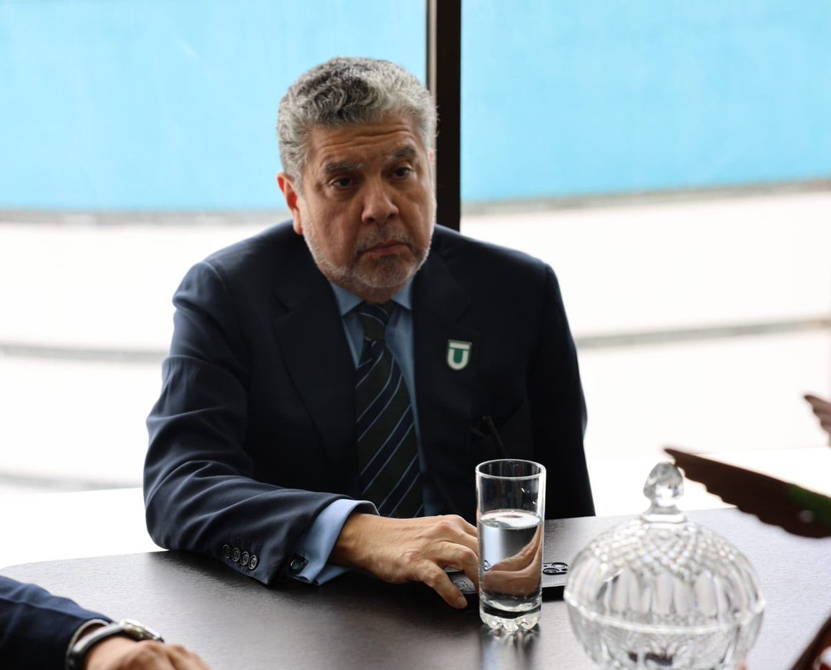ces_ec's tweet photo. #ReunionesCES | El consejero académico, Pablo Beltrán, mantuvo una reunión de trabajo con Carlos Espinoza Cordero, canciller de la @umet_edu y Sergio Montes Más, representante del @ENAEbusiness . También asistieron otras autoridades de la UMET.

Durante el encuentro se dialogaron sobre acciones y proyectos para fortalecer el Sistema de Educación Superior 🇪🇨 y ampliar el aporte de la academia a la sociedad mediante la formación, la innovación y la vinculación.
