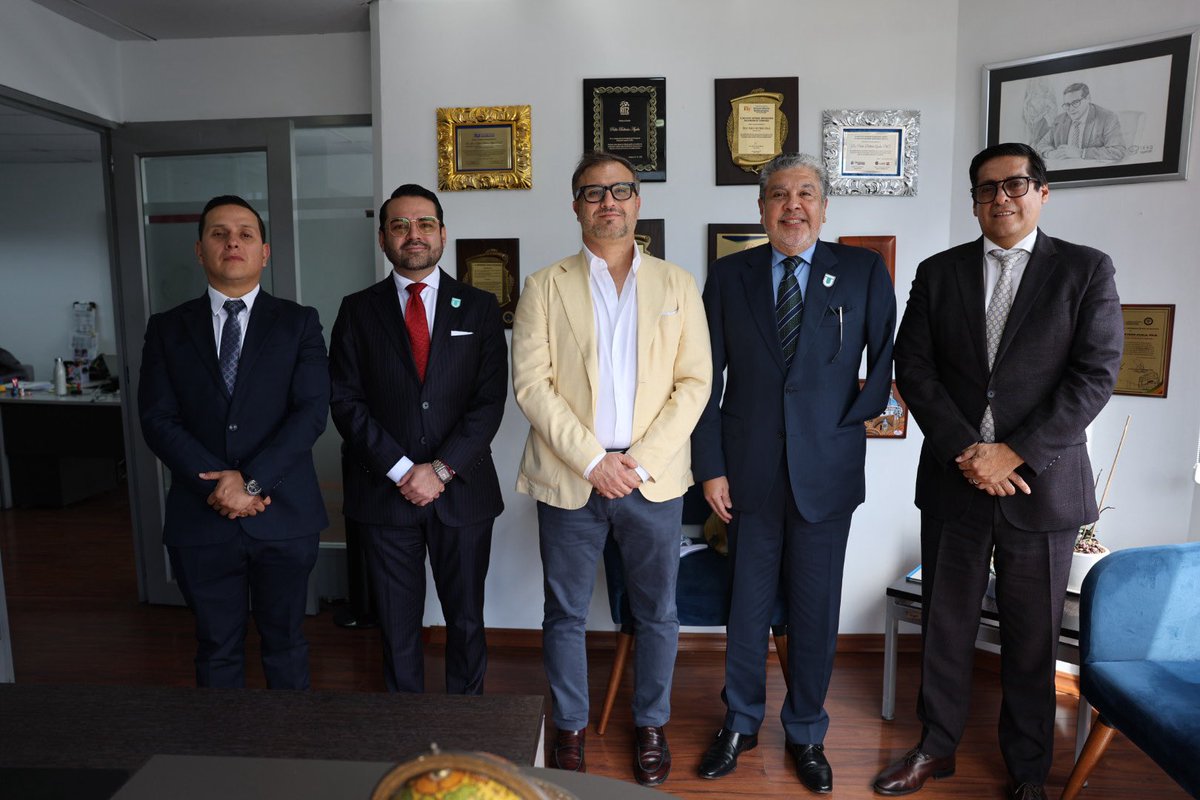 ces_ec's tweet photo. #ReunionesCES | El consejero académico, Pablo Beltrán, mantuvo una reunión de trabajo con Carlos Espinoza Cordero, canciller de la @umet_edu y Sergio Montes Más, representante del @ENAEbusiness . También asistieron otras autoridades de la UMET.

Durante el encuentro se dialogaron sobre acciones y proyectos para fortalecer el Sistema de Educación Superior 🇪🇨 y ampliar el aporte de la academia a la sociedad mediante la formación, la innovación y la vinculación.