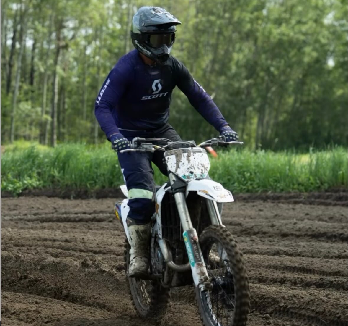 RolandoOpp60's tweet photo. Andrew is closing deals during the week and tearing up the track on weekends. Always ready for adventure on his brand-new Husqvarna 450 Rockstar Edition. https://t.co/GowXPLPkFZ