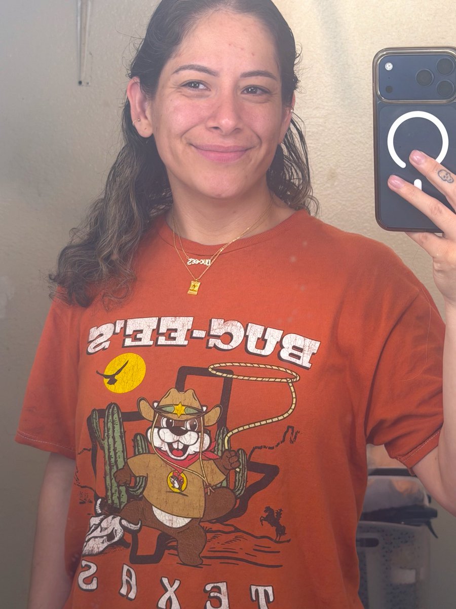 bellacela_'s tweet photo. Buc-ee’s Texas Shirt and Necklaces 🦫🍿 https://t.co/SdcOGpEhEQ