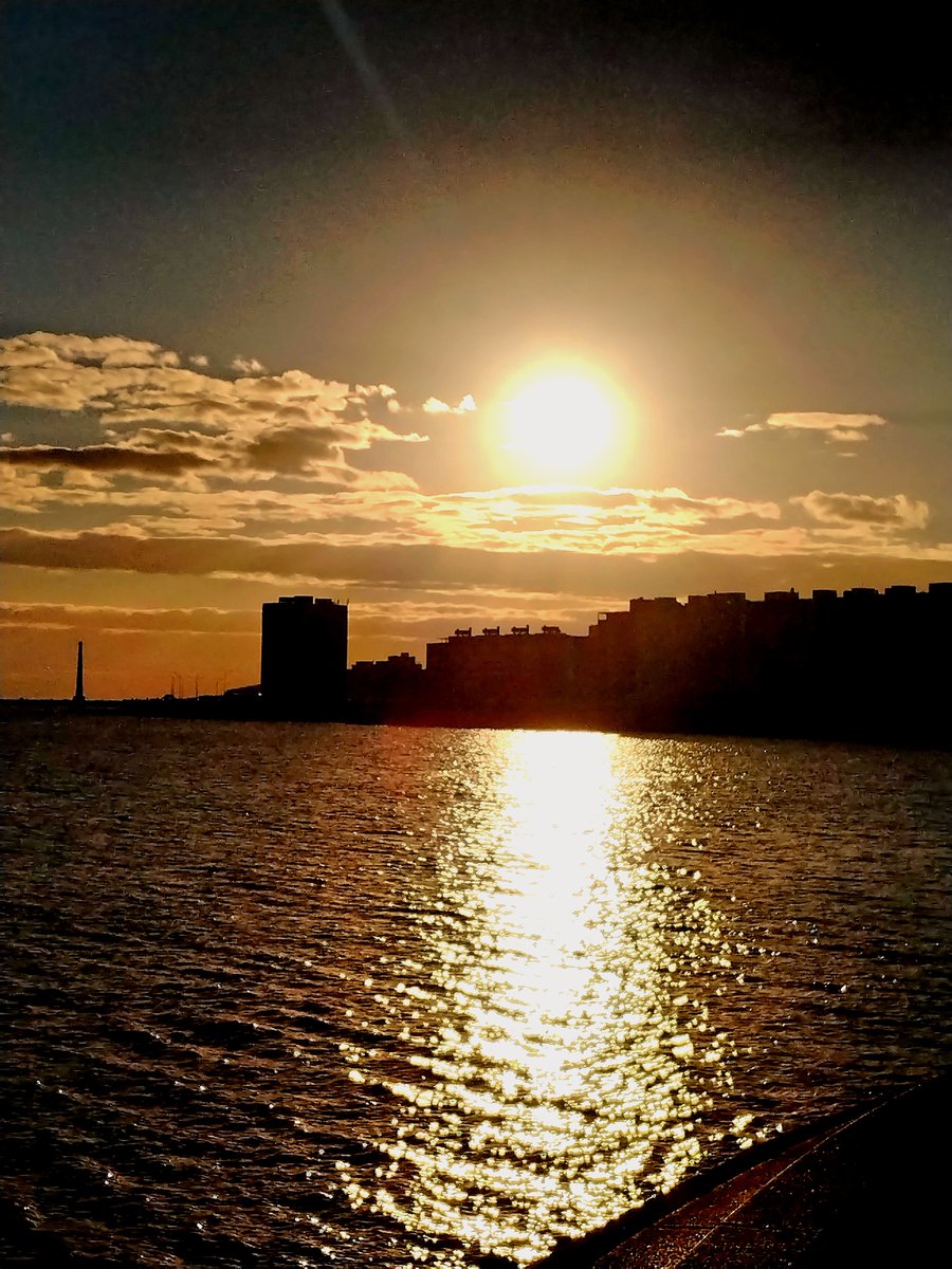 JulioPorra1's tweet photo. Dos momentos de este frío lunes.
Desde el Dique Mauá. 
Ciudad Vieja. Montevideo. Uruguay. https://t.co/akWSADewsK