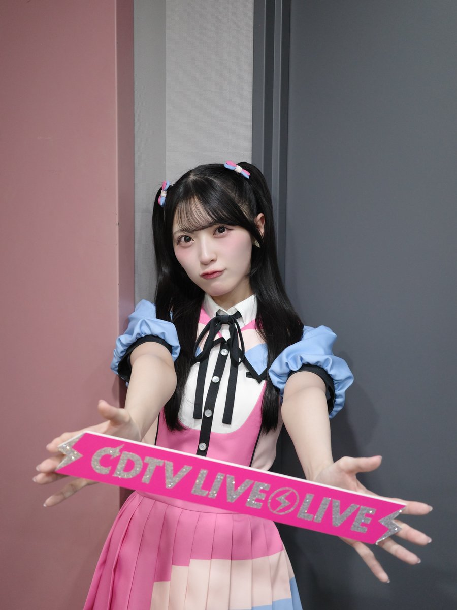 airi11559821's tweet photo. おはあいり꒰ঌ👼🏻໒꒱
おかわり好きish お疲れ様〜( *ˊᵕˋ)ﾉ

#佐藤綺星
1st写真集 天使の反射角度 
初主演映画 #映画歌って
@airi_sato0624 
#AKBが好きish

好きishフルサイズ
やっぱり良いですねぇ〜
あまり追ってない人の初見は絶対あれ？って思うんだろうな
でも これが今のAKBです❣️と声高にお伝えしたい🥹

普段着のAKBって感じかなぁ
そこに上げるためにかなり仕上げてますし メンバーがそれぞれとの関係性を丁寧に紡いで来てますから🥰

リレーダンス見てたら…ほら( Ꙭ)
後ろに下がるなり ゆいゆいがあいちゃんをロックオン🎯
この後ふたりでイチャイチャ(笑)
あいちゃん はおかわりを表現しているらしく モグモグジェスチャーに夢中♡
それに気づき見守るゆいゆい

守られてるんです❣️
これほどまでに大切に✨️
それにどうですか？メンバーそれぞれ表情柔らかい感じします

もちろん 好きish が良い曲である事は確かだけど ここまで仕上げた日頃のメンバーの努力の積み重ねを傍で見守ってきているから喜びもひとしおです❤︎

そして まだまだ魅力は伝えきれていない思ってます( *´꒳`*)
背伸びして今ではなく
普段着でここに居る
少しお洒落してお出掛けする余力なんて無限にある💃∞

あいちゃんの余裕の表情が物語ってます
AKBのピンクのハーフツインの子誰ですか⁉️
17期生の佐藤綺星 です❣️
1度訪れたら抜け出せない あいり沼へようこそ🙇‍♂️ してください🙏

今日も1日よろしくお願いします🙇‍♂️