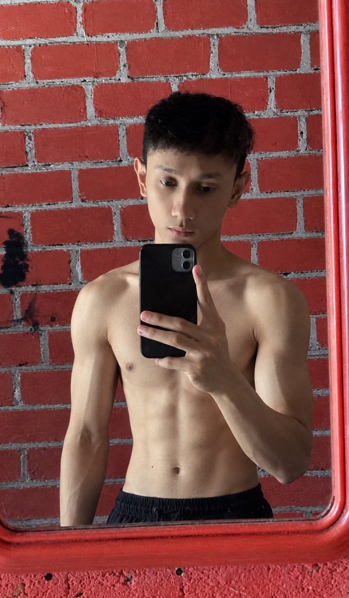 hamsyah27_'s tweet photo. Risih bgt sama orang sok kecakepan . Padahl juga gak cakep 🤣🤣🤣 https://t.co/Ey0IdSqaVc