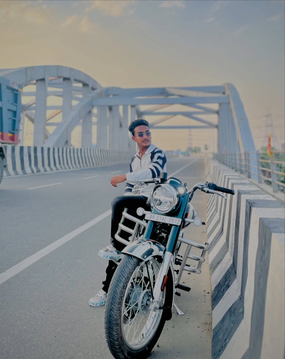 Kristophercgv5's tweet photo. Bullet 350… Explore model poses, boys’ poses, photo editing, photography, photoshoots, Lightroom, Photoshop, and photoshoot ideas. https://t.co/hq6e6zoLYt