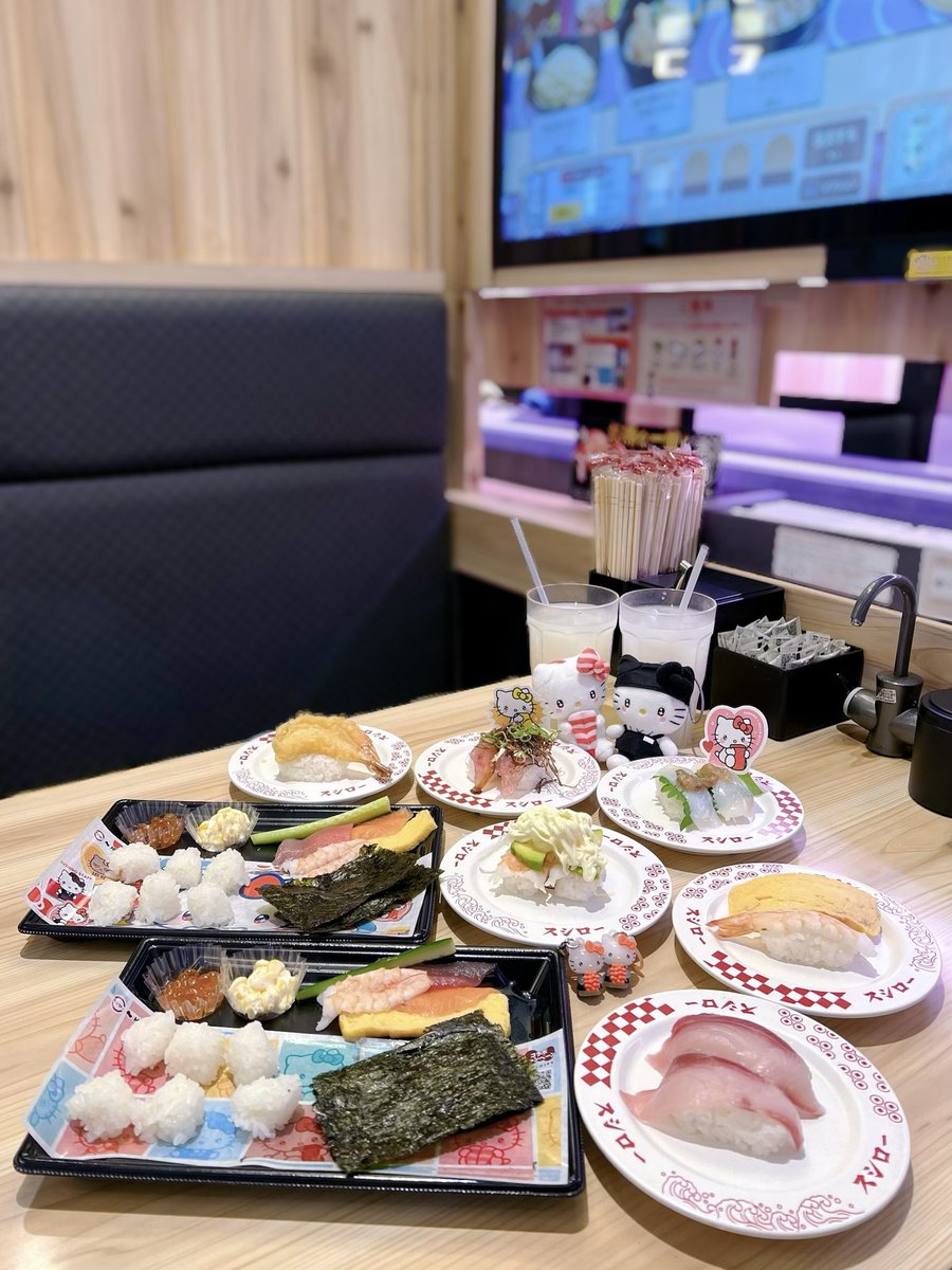 klkl_0629's tweet photo. スシロー × キティーコラボ✨️🍣 めじるしチャーム可愛すぎて初日に駆け込んできた‼️初日から激混みで流石キティーちゃん人気すぎる🤍🎀お友達と欲しかっためじるしお揃いで𝐆𝐄𝐓できたから写活もしたけど可愛すぎて ネ🈸‼️モニターキティーちゃんコラボしてて店内中キティーちゃんで染まってた😻 https://t.co/CbUa6EzXkK