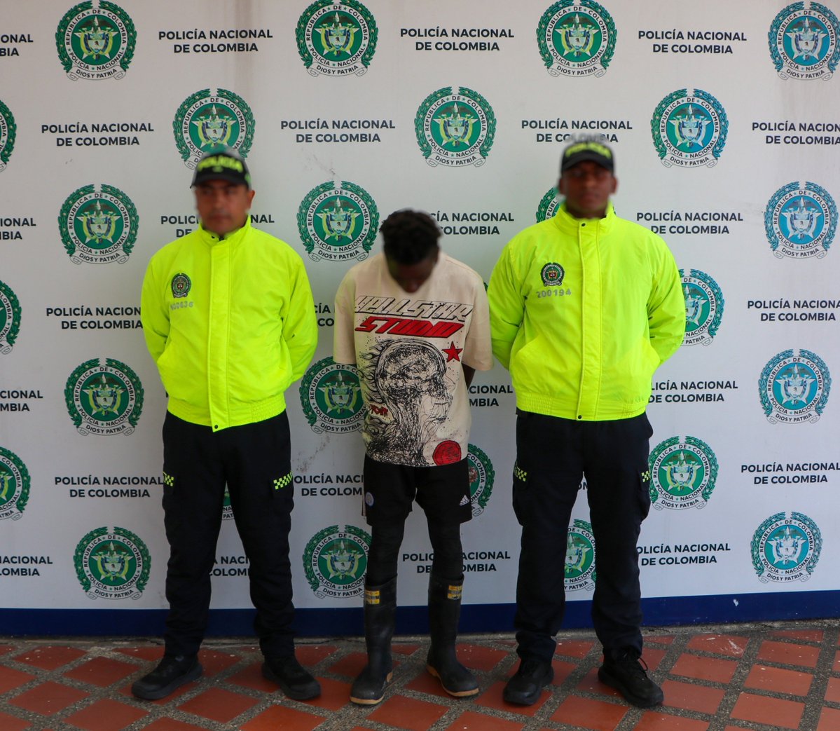 judicialesyd's tweet photo. #Judiciales | #Pereira | Cayó alias ‘Cospirete’, buscado en Apartadó, capturado en Pereira. @PoliciaPereira @DIJINPolicia @PoliciaUraba
https://t.co/DSMFSYQSbu https://t.co/tUoKStzNsU