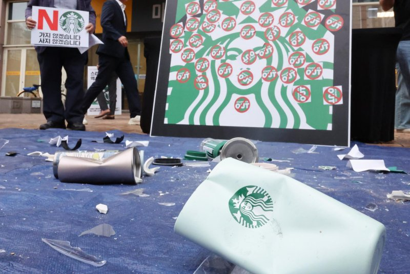 schmitterin55's tweet photo. Starbucks Korea's attempted "Tank Day" promotion turned into one of the biggest PR mistakes of the year. Read more about it in my blog. #372WithU @ProfNichols 
https://t.co/l3vJGyyRa3 https://t.co/lV8r6bOEXD