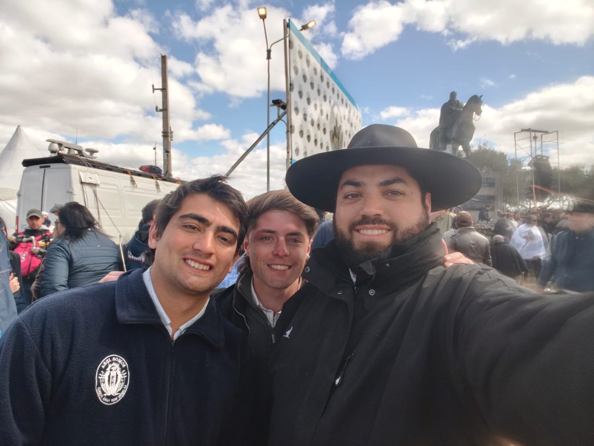 FeliFranco_'s tweet photo. Se fue otro masoller rodeado de gente bien blanca y de blancos de todo el País. 
El Partido Nacional sigue más vigente que nunca🔵⚪️

“Sabe que cuando hay topada no es pareja la pelea, de los que van por un sueldo a los que van por ideas”. https://t.co/3SwhZRw5qM