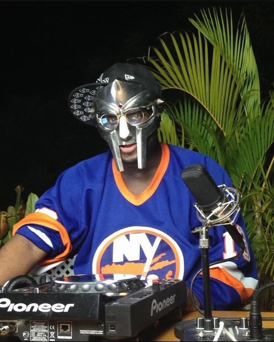 headuptwinn's tweet photo. MF DOOM’s legendary mask took direct inspiration from Maximus’s helmet in the film Gladiator (2000).

The helmet was designed by New York graffiti artist Blake “KEO” Lethem, with him and MF DOOM working closely during the creative process

📲 always keep your @headuptwin https://t.co/Meh9HQLfx5