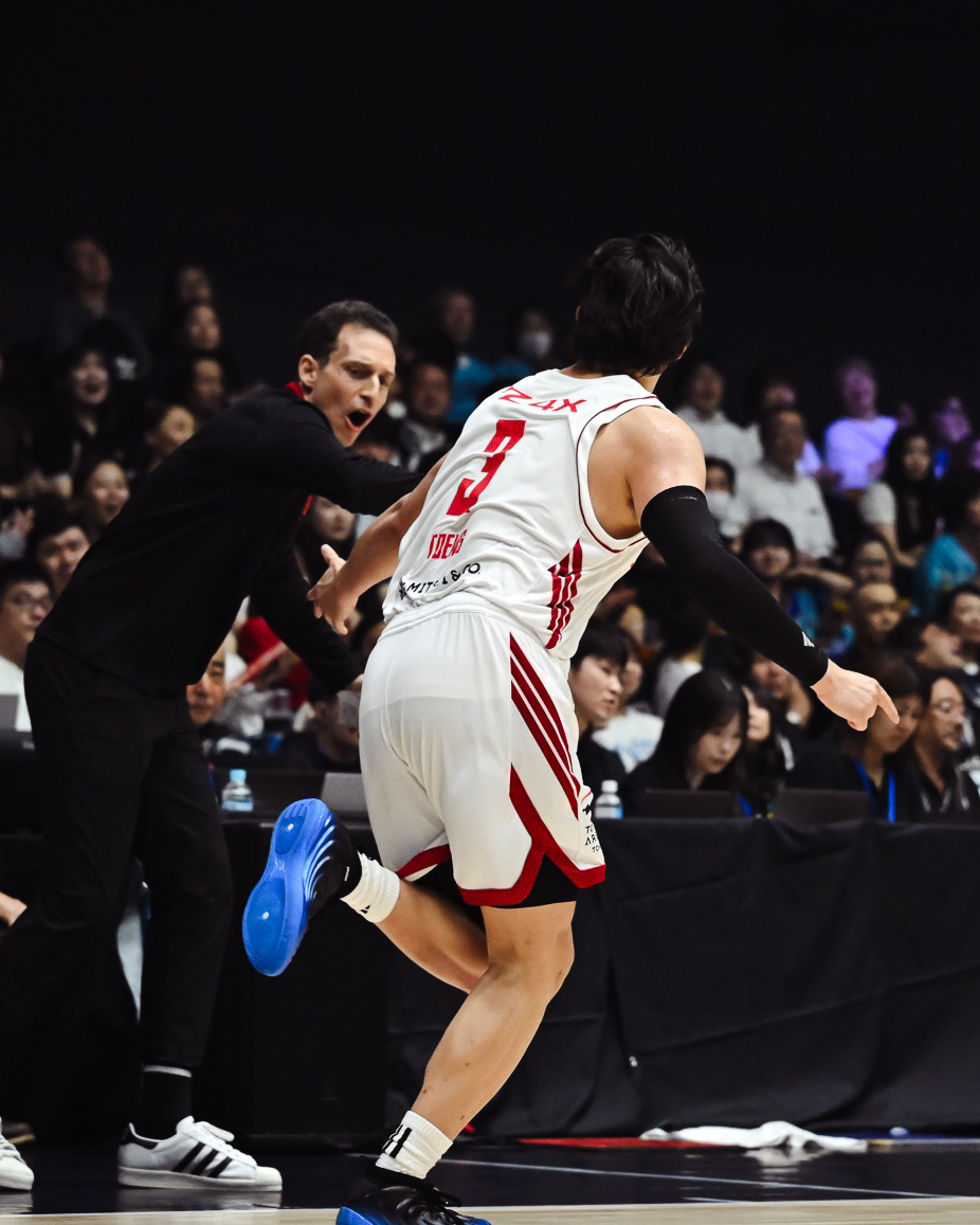ALVARK_TOKYO's tweet photo. 𝐆𝐀𝐌𝐄 𝐑𝐄𝐏𝐎𝐑𝐓
アルバルク東京 88-82 横浜ビー・コルセアーズ

#10 ザック・バランスキー「みんなのやりたいこと、コーチのやりたいことの共通認識は日に日にレベルが上がっていて、5人の連動した動ができている時間が試合、練習を重ねるごとに長くなってきてはいる。完成度をもっともっと上げて、1個でもレベルアップして、開幕に向けていいチームを作っていきたい」
https://t.co/bshzpLy8Qf