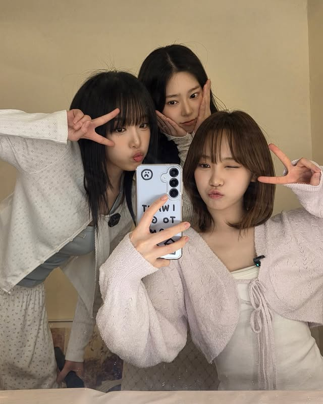 npomvtt's tweet photo. ETERNO IZ*ONE! Chaewon do LE SSERAFIM compartilha história fofa com Yena e Minju:

'Isso foi de quando machuquei o pescoço e não podia fazer nada em casa, então fiquei deprimida. Minju e Yena unnie vieram ficar comigo, mesmo estando ocupadas e fizeram uma noite do pijama comigo kkkkk. Por que nós três dormindo juntas é tão fofo? kkk. Estou compartilhando essa memória com vocês🍀'