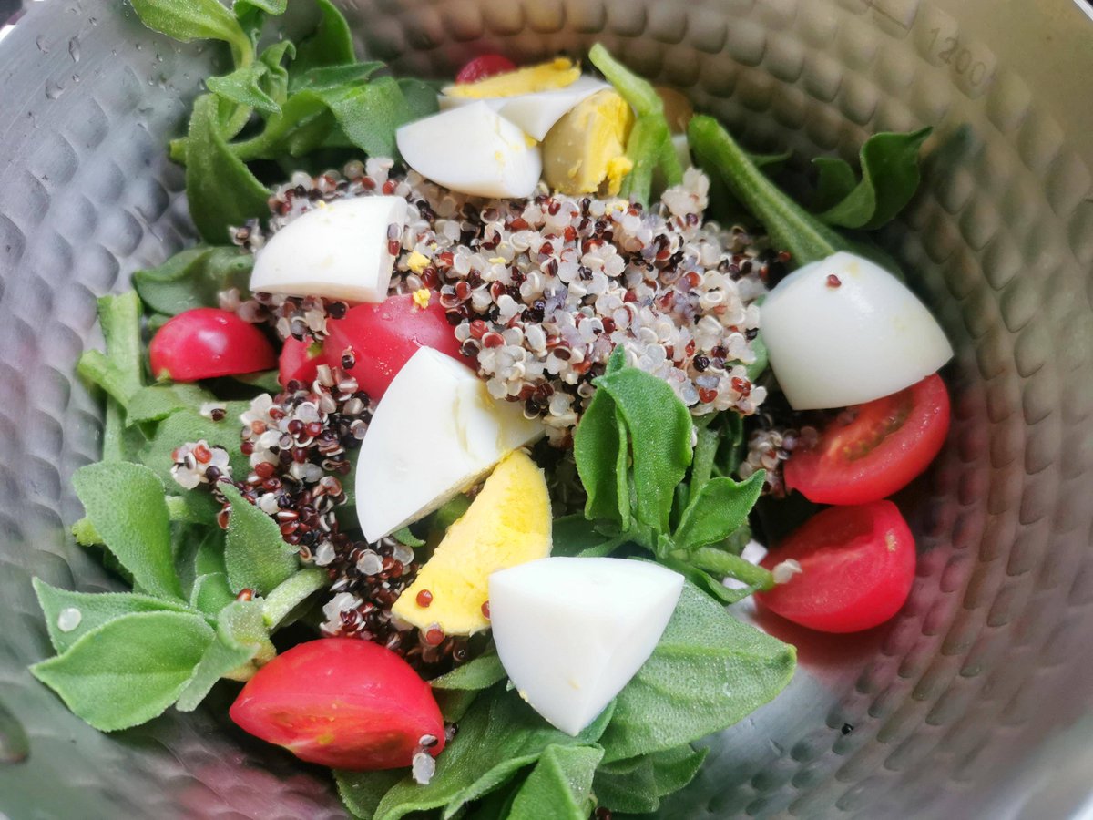 SBidhawat's tweet photo. [Quick u0026 delicious 15-min quinoa salad with grilled chicken, cherry tomatoes and a squeeze of lemon—perfect for your fat loss meal prep!]， https://t.co/GqLTaEbkhT