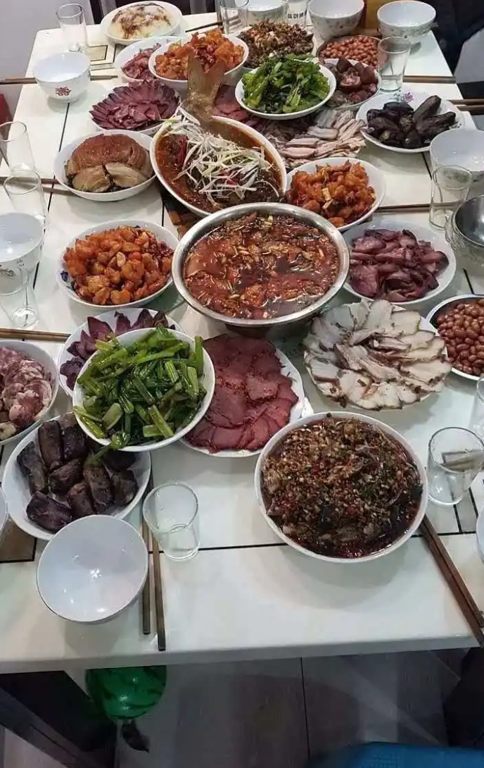 CopperLandti's tweet photo. Finally got to squeeze my favorite people into one night—laughter, old stories, and way too much takeout. Best kind of Tuesday ever. https://t.co/r1IgyMpNTG