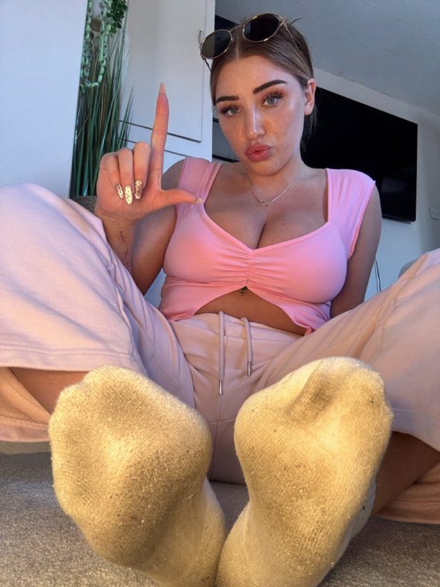 pumpandsendgoon's tweet photo. Which dumb loser is going to send to my revolut and watch me gamble all their money on roulette 😈😈

Maybe if I’m lucky and win I’ll give you losers some rewards how’s that sound~ 🤭

Totally fair and hot right 🔥 

Findom paypig Wankbattle beta manscam catfish scam revtag cuck https://t.co/Cc797LWWPw