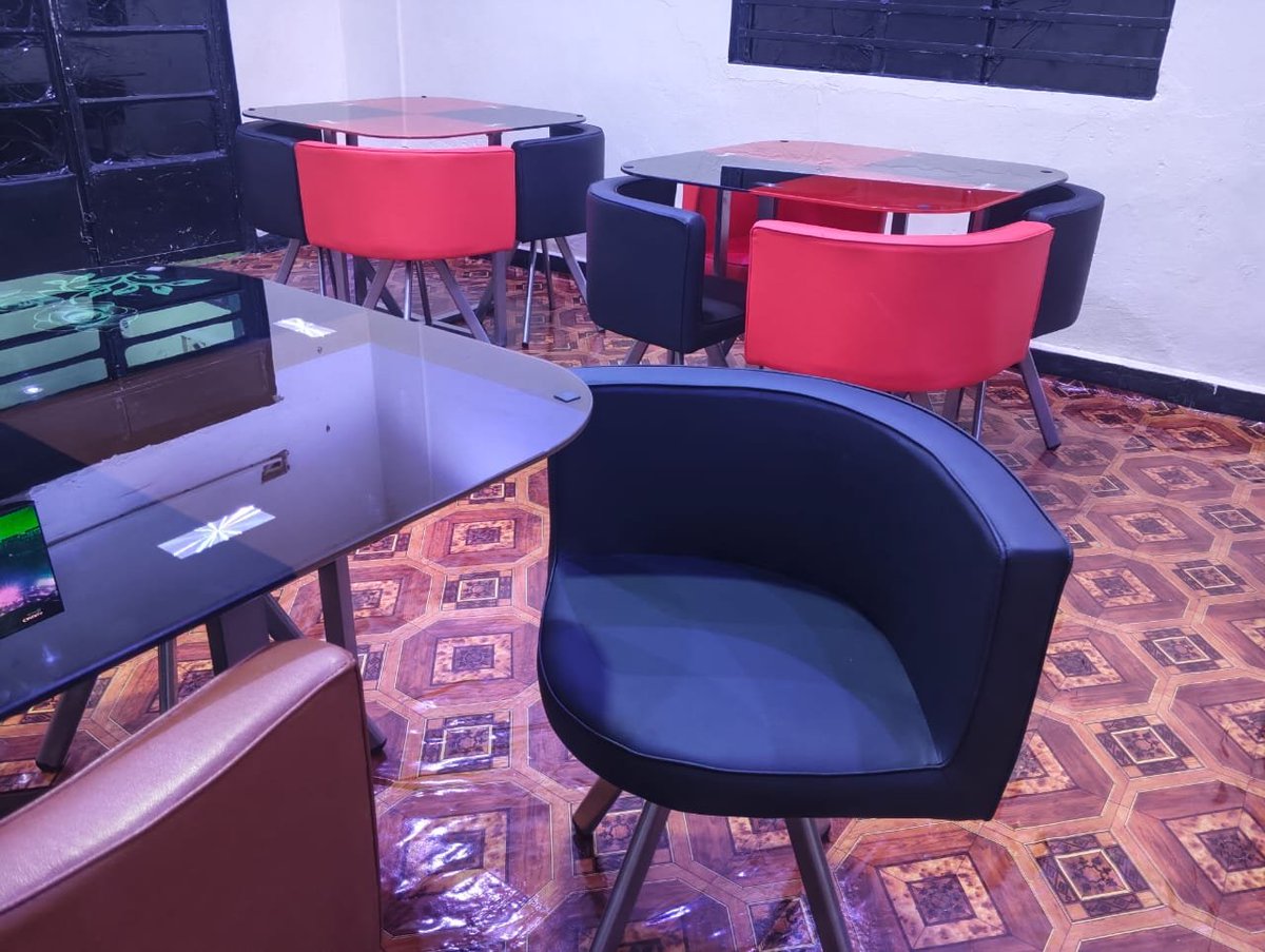 NtenguM's tweet photo. Une fois à mbujimayi faites un tour au resto les saveurs du kasai.
60, avenue salongo. À côté de l'hôtel métropole https://t.co/A2HYK1br27