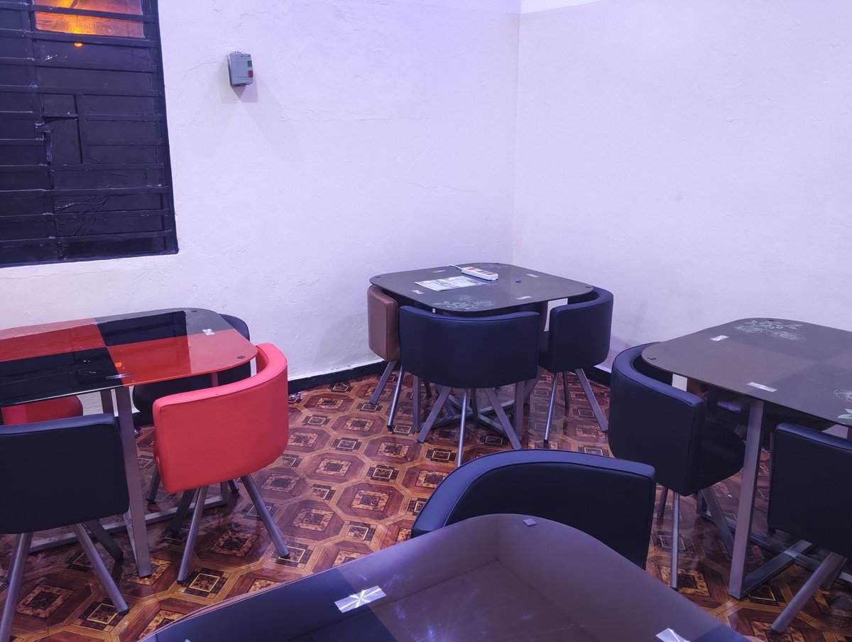 NtenguM's tweet photo. Une fois à mbujimayi faites un tour au resto les saveurs du kasai.
60, avenue salongo. À côté de l'hôtel métropole https://t.co/A2HYK1br27