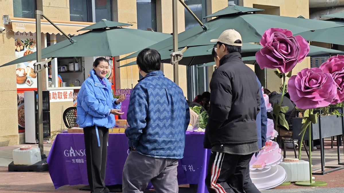 PaduaCaah's tweet photo. Met my new neighbor Mrs. Li by the mailbox this morning—she baked matcha cookies and shared them with me! Small neighborhood vibes make every day warmer. https://t.co/ZbCDsL0fNm