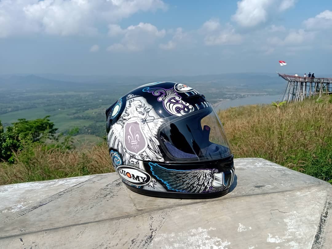 RevaAmrwjn's tweet photo. Tried Suomy Apex on a longer ride. It fits my round-shaped head perfectly, feels like helmet “A” but 200g lighter and half the price. Great airflow, antifog visor, and one of the most comfortable European helmets I’ve worn. https://t.co/9Fxlm5WstN