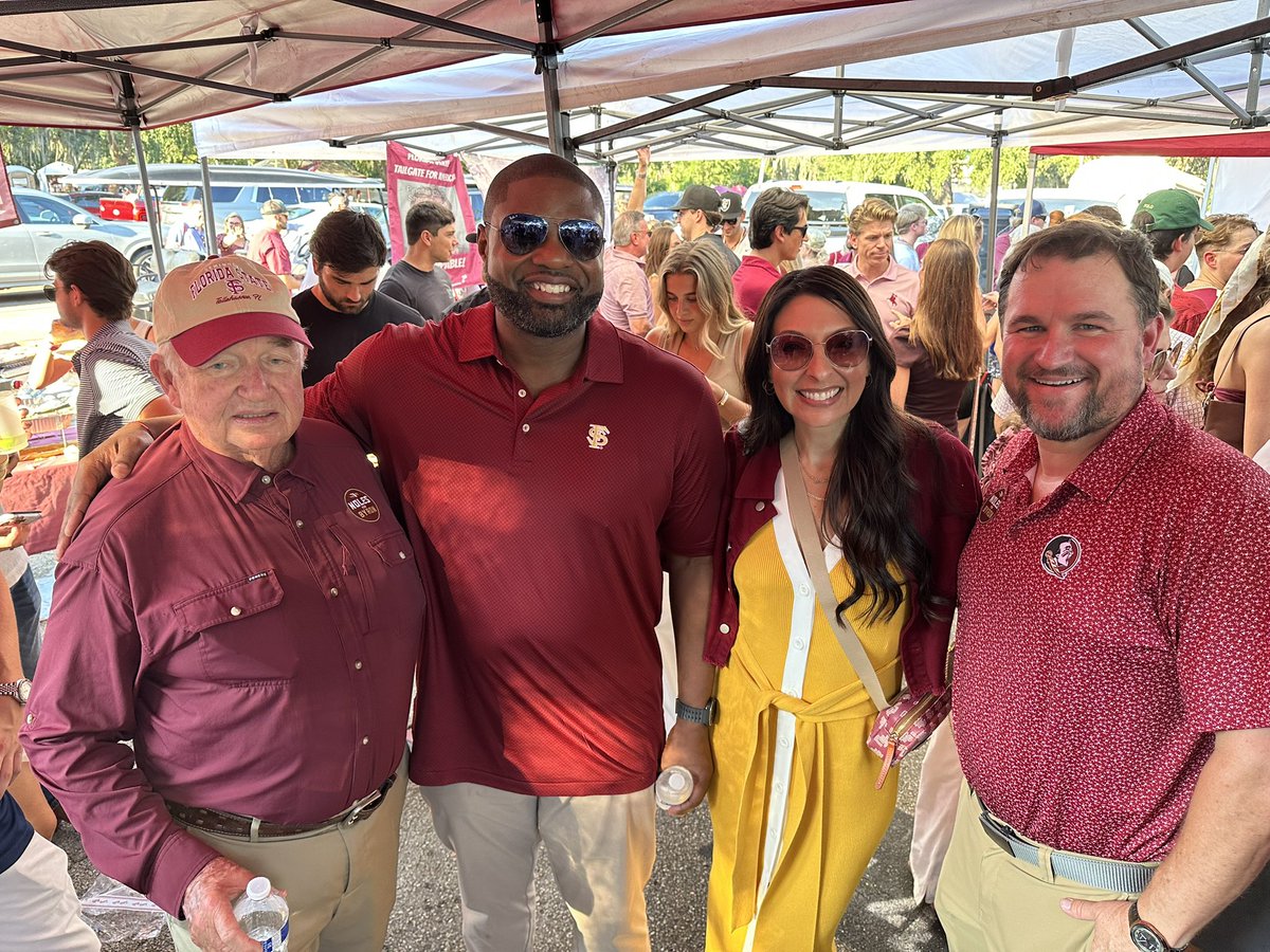 JudsonSapp's tweet photo. Ready for some Monday night football! #GoNoles @JimmyPatronis @ByronDonalds @PresMcCullough https://t.co/QKGNtUqPES