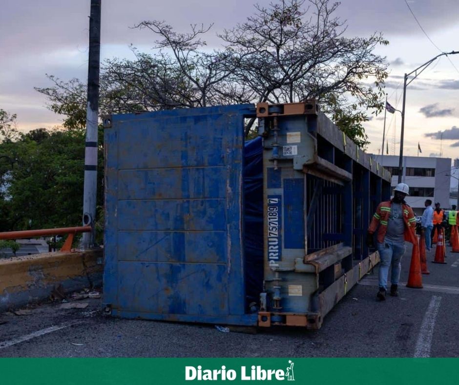 DiarioLibre's tweet photo. 📰 |#ActualidadDL| ¿Cómo volvió a circular? autoridades no responden sobre patana volcada dos veces
Mira aquí todos los detalles :🔗 https://t.co/M2JEeRcB9C
📷 Foto: DIARIO LIBRE / SAMIL MATEO
#DiarioLibre #Patana #Volcada #Digesett https://t.co/JbPIcAoSl0