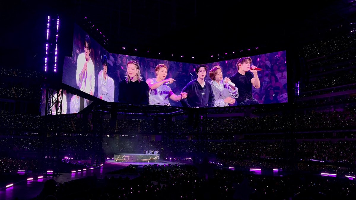 28taegi's tweet photo. What happened financially for me to attend day 1 and day 4 can never happen again but I am so freaking content. I loveeee u so much BTS 💗😛 https://t.co/BjrDbbxovE