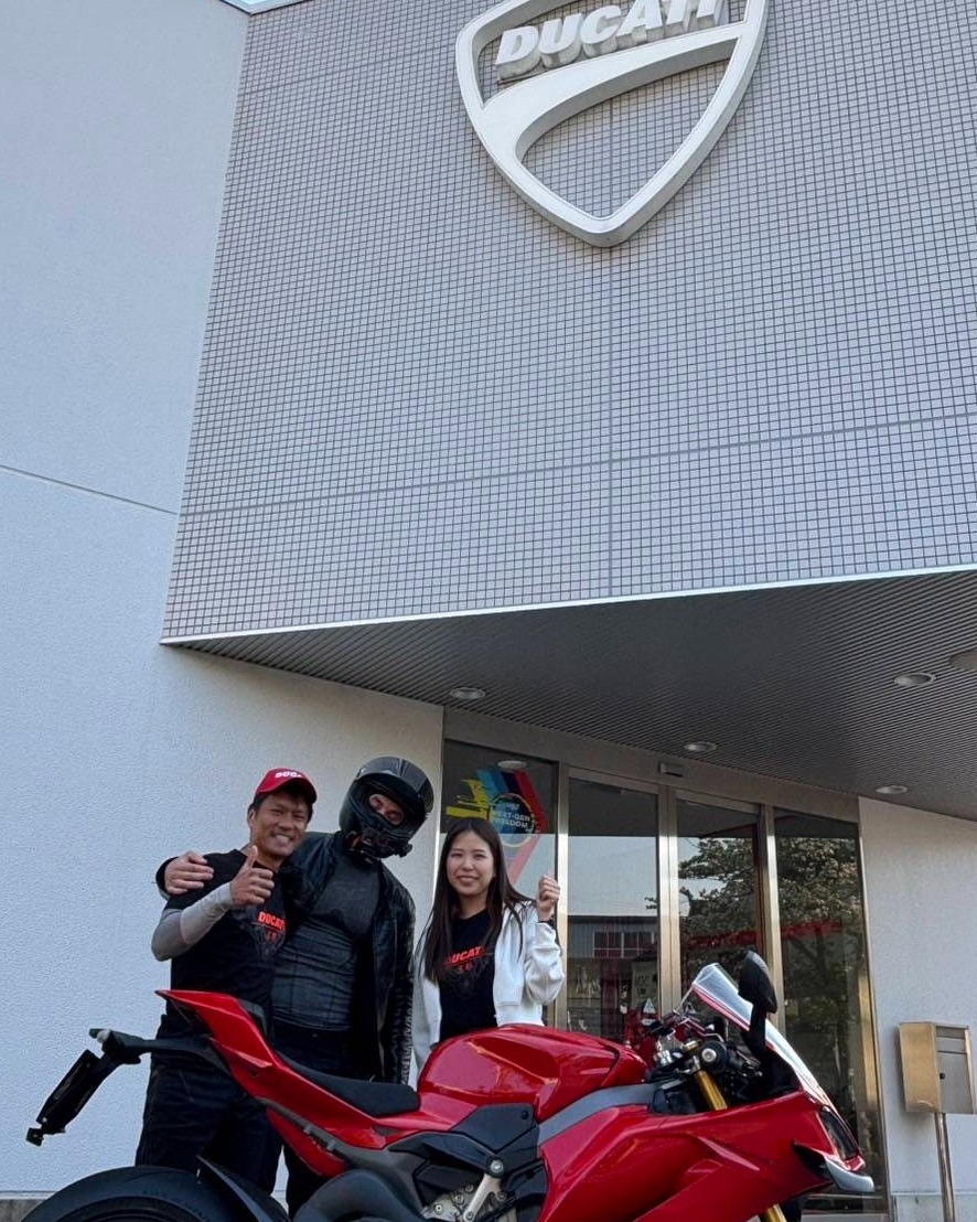 GerardoSchog's tweet photo. We had a visitor from Italy! He rented a Panigale V4 between Kyoto and Osaka and enjoyed both the scenery and the bike. Thank you for coming from so far away! Check out our other rental vehicles! https://t.co/FR4hmWVu8n