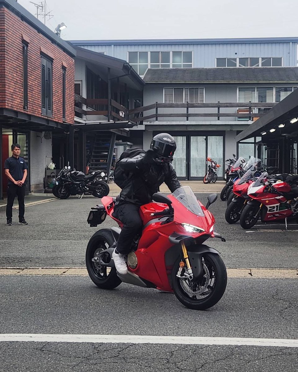 GerardoSchog's tweet photo. We had a visitor from Italy! He rented a Panigale V4 between Kyoto and Osaka and enjoyed both the scenery and the bike. Thank you for coming from so far away! Check out our other rental vehicles! https://t.co/FR4hmWVu8n