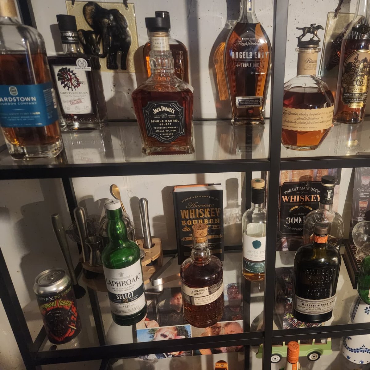 EstaGigsta26's tweet photo. Kệ whiskey trông khá đẹp. https://t.co/1HzJS0cmZM