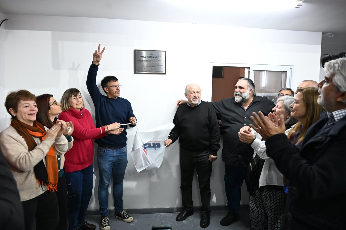 RobiBaradel's tweet photo. Hoy vivimos un momento profundamente emotivo: descubrimos una placa y nombramos el salón de la CTA-T Provincia de Buenos Aires en homenaje a Pablo Masciangelo.

No podía ser de otra manera. Pablo fue el alma y el cuerpo de nuestra CTA. https://t.co/RWO9unmzyG