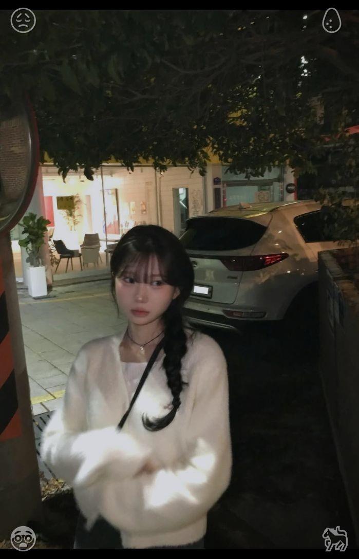 Natalieliying's tweet photo. Stepping out for a leisurely stroll in the city center is all about chasing genuine, uncomplicated joy. Skip the elaborate plans—just wander aimlessly and soak up the easygoing bliss. 🚜 Wiping down wedding tables, a hint of romance. https://t.co/HRfcgrbX7U