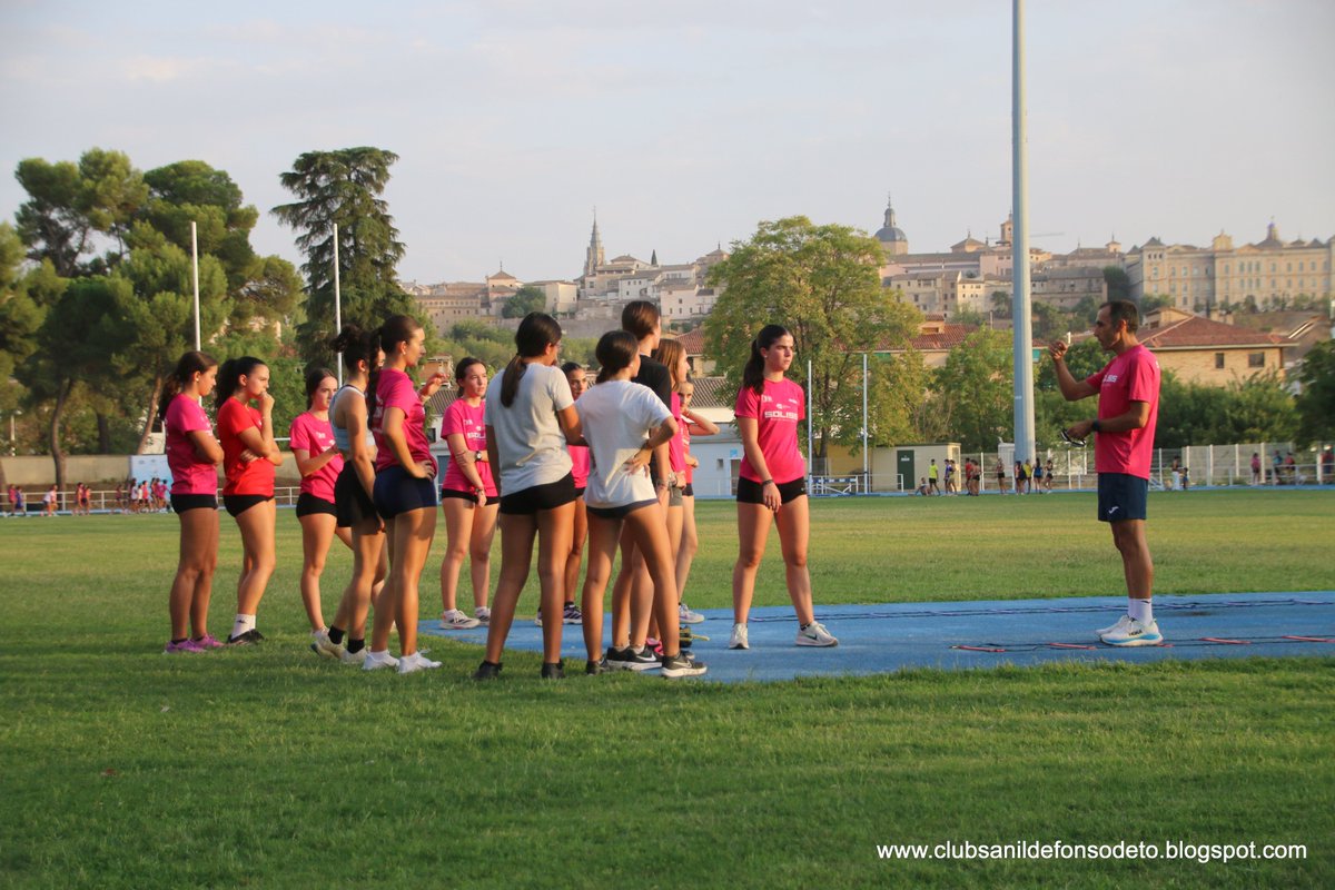 ATLSANILDEFONSO's tweet photo. ¡EN MARCHA! LAS ESCUELAS DE ATLETISMO DEL @SolissSeguros  @ATLSANILDEFONSO  EN LA ECEF YA ESTÁN EN MARCHA.
3 grupos, 3 entrenadores 100% cualificados, los lunes y los miércoles.  ¡VENTE AL SANILDE!

+ INFO y FOTOS, AQUÍ 🔽:
https://t.co/DkxB2h1tuC 
@deporchipcom @Inaelgroup https://t.co/XSeG2sbBPl
