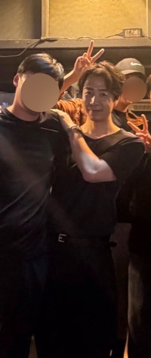 jjonguriii's tweet photo. 야무지게 통닭집도 방문한 셰프님 •••
올블랙 너무 좋으네요 🙂‍↕️ https://t.co/chw2mR8Fzt