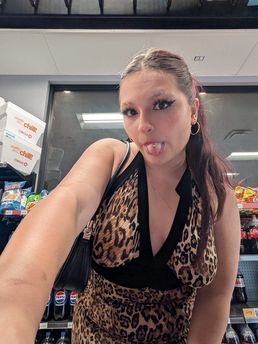 GoddessJes14677's tweet photo. a night out on the town funded by a pig who'd i'd ignore sounds like the perfect friday night 🥰💸😘 https://t.co/j1obDKXgtI