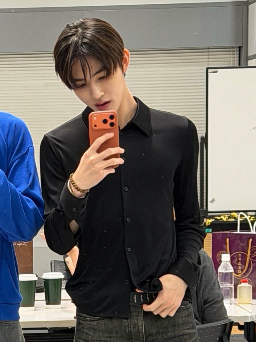 nieomze's tweet photo. iba talaga dating kapag naka all black siya e https://t.co/diOVI7Osu8