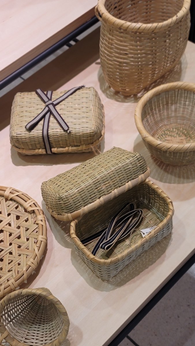 kago_toshi's tweet photo. 先月、大丸札幌店での催事に参加しました。
お越しいただいた皆さま、ありがとうございました。

継続は力なりですね。
他のことに己を注ぐ時間はありません。
竹細工の一点に情熱を捧げて参ります。 https://t.co/j9IcRW11oY