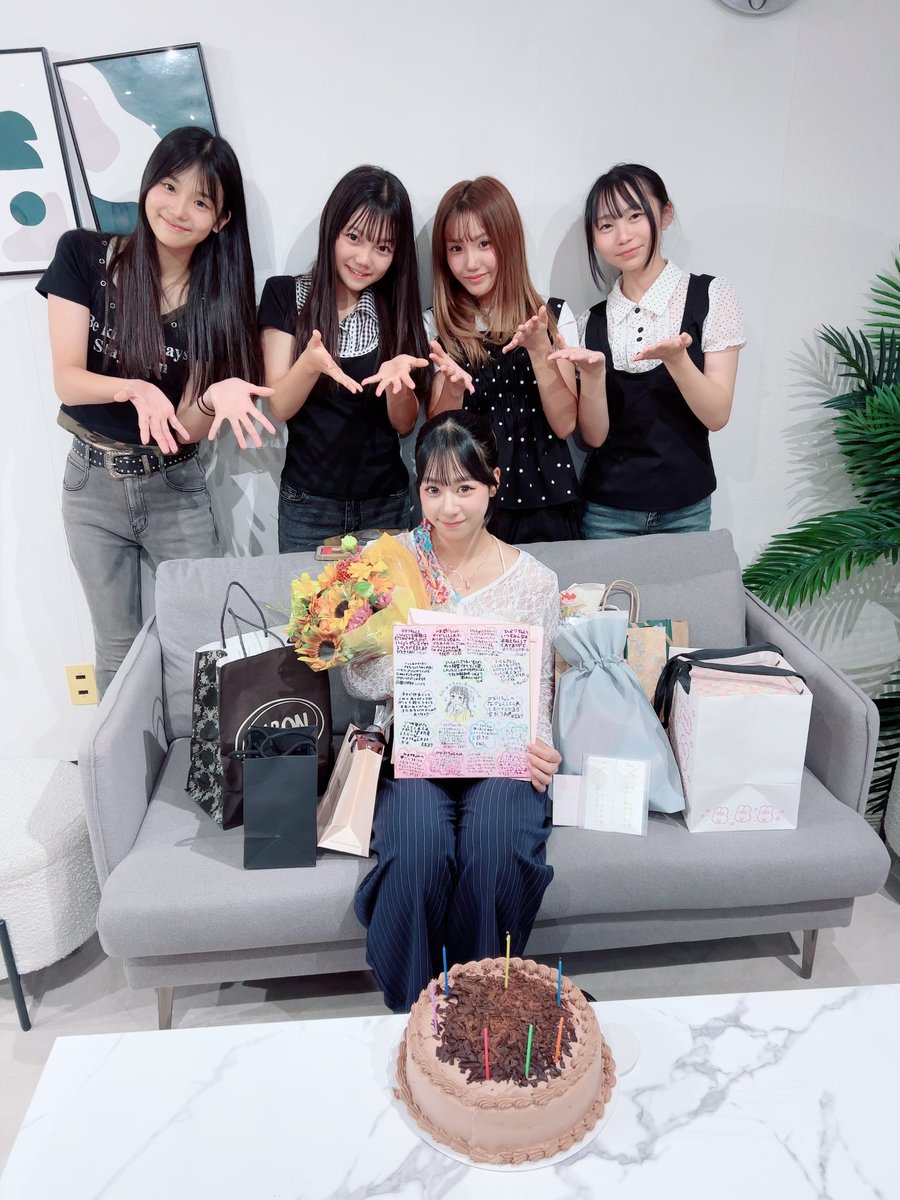rioriorio020202's tweet photo. おはようございます🥰

昨日はオープニングダンスとGLUESのレッスンだったよ💜
そしてひよりちゃんのお疲れ様パーティー🎉
これからも頑張るから見ててね❣️

今日も頑張って行ってきますー(*･･)ﾉ”
 #GLUES
 #ひよりちゃんお疲れ様
 #りおぴー https://t.co/Ww4j0906xu