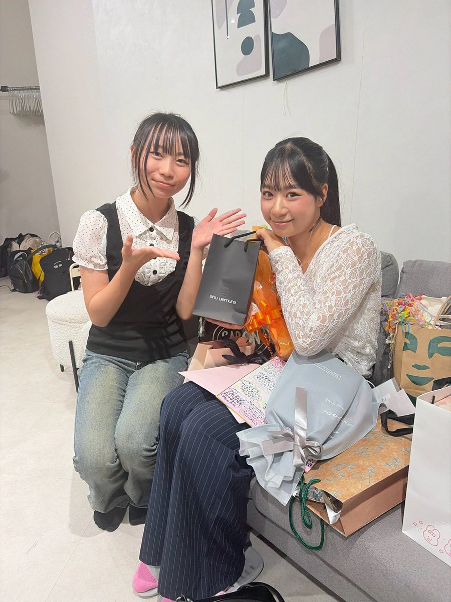 rioriorio020202's tweet photo. おはようございます🥰

昨日はオープニングダンスとGLUESのレッスンだったよ💜
そしてひよりちゃんのお疲れ様パーティー🎉
これからも頑張るから見ててね❣️

今日も頑張って行ってきますー(*･･)ﾉ”
 #GLUES
 #ひよりちゃんお疲れ様
 #りおぴー https://t.co/Ww4j0906xu