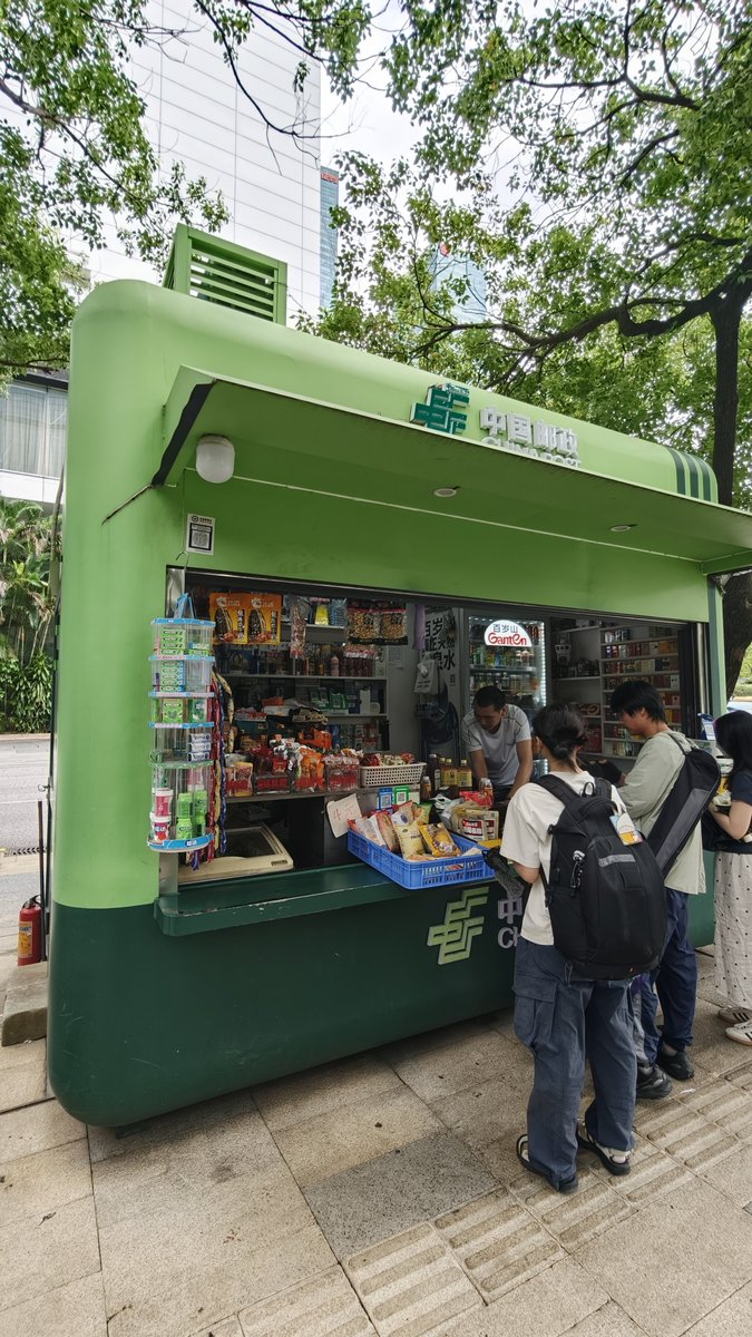 RyoTakeuchi2333's tweet photo. 中国で久しぶりに、昔ながらの路上売店を見つけた。

そして気づいた。

昔は売店の最前列に必ずあった物が、ここには無い。

それは、新聞・雑誌だ。

今では店の奥に少し置いてあるのみだ。

中国では今、日常生活で「紙」に触れる機会ほとんど無い。

私の会社でも、会議資料を紙で配ることは無い。
現金も使わないから紙のお札にも触れない。

でも、中国人の友人は日本の「紙文化」が好きだという。

「紙の新聞は、記事の配置や大きさにも編集者の意図があって面白い。
紙の本は、デジタルより作者の温かみを感じる」

一方、私は便利なので完全にデジタル派です（笑）。

ちなみに今日は「国際識字デー」。
読む媒体は紙からスマホへ変わっても、「読むこと」の大切さは変わらない。

皆さんは「紙」と「デジタル」、どちらが好きですか？

#国際識字デー
#InternationalLiteracyDay 
#日中比較