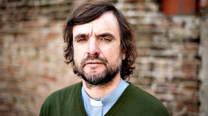 abrilcba_'s tweet photo. Este es el cura villero que presentó el hábeas corpus que frenó la baja de la edad de imputabilidad a 14 años en la provincia de Buenos Aires. Nefasto https://t.co/FYLohMGKvj