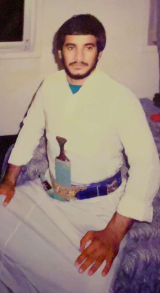 salehalareedh's tweet photo. صورة قديمة تعود إلى بداية التسعينات الميلادية، يظهر فيها الكابتن #صالح_العريض مرتديًا الزي اليمني التقليدي، في ذكرى جميلة توثّق جانبًا من شبابه واعتزازه بالموروث العربي الأصيل، وتجسّد عمق المحبة والتقارب بين الشعبين الشقيقين.
 #كلنا_اليمن 🇸🇦🇾🇪 https://t.co/YLCxbHEjzr