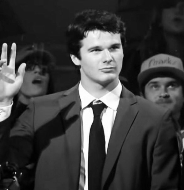 miffymack's tweet photo. he looks like he’s getting sworn in at court https://t.co/Gb76oDSXh5