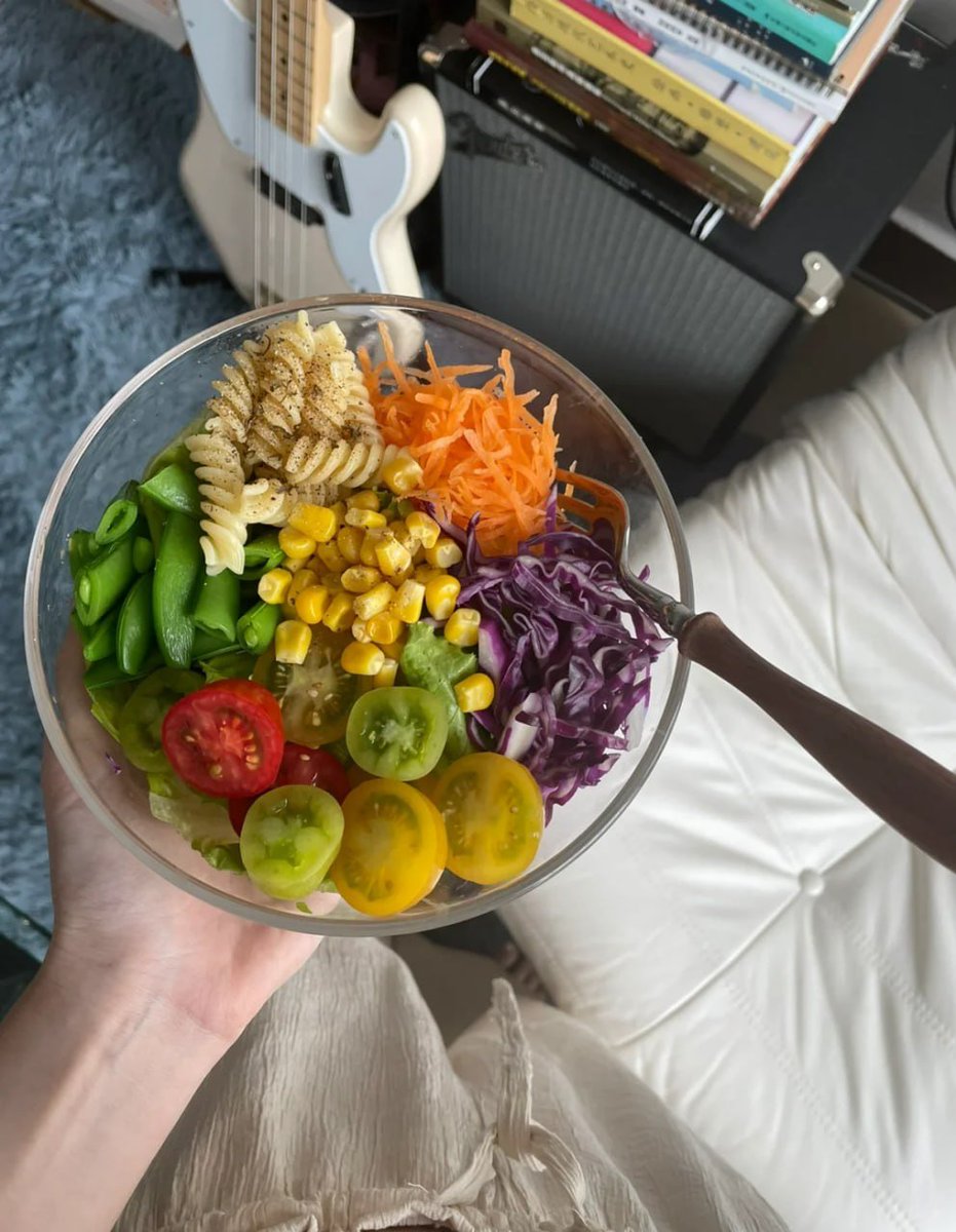 jungakim1's tweet photo. Colorful food always makes me feel good 🌈🥗 In the summer heat, I love eating more veggies. A simple vegetarian salad is perfect—but I definitely need some carbs on the side! https://t.co/c3s8Ab4Ffj