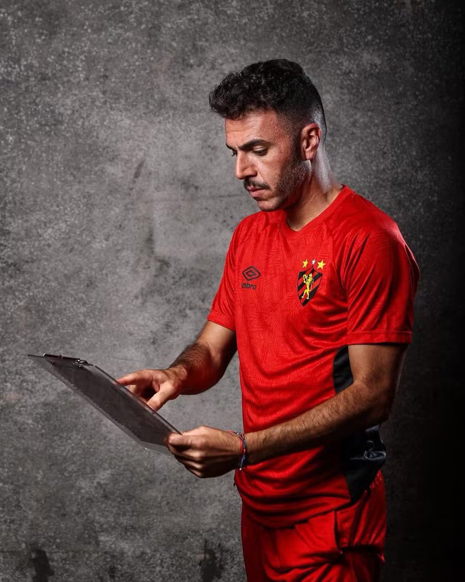 sportmilvolts's tweet photo. Senhoras e senhores, o homem está de VOLTA! 👨‍🏫 https://t.co/vU54esr7Pi