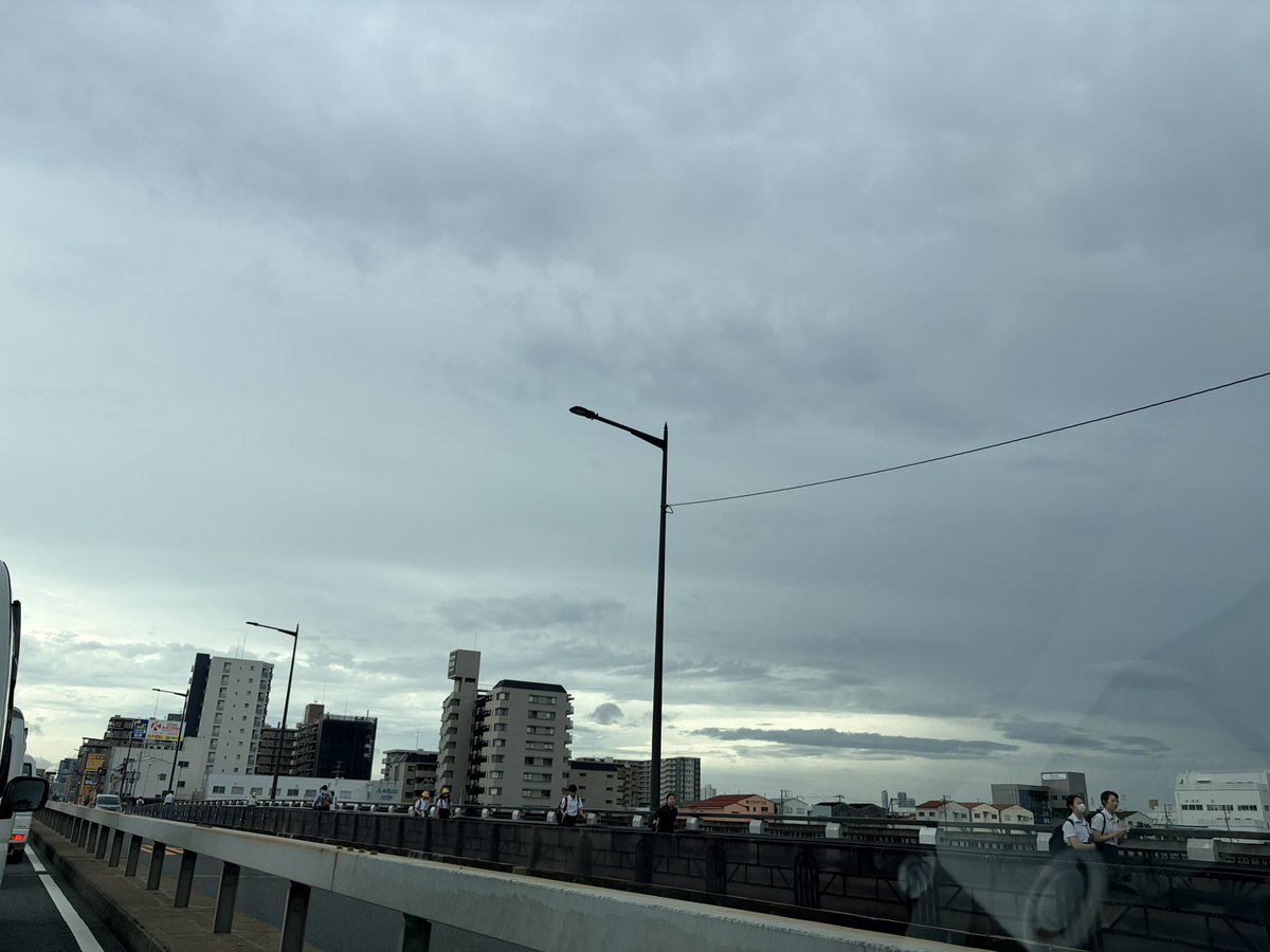 kuwaaaman7's tweet photo. おはようござ岩出☁️
めっちゃ道混んでる。さすがクワの日。
みんな和歌山の岩出行くんかな
天気悪そうやけど逆にチャンス!
お近くの人はぜひ 🚗³₃
#NEPPAN(熱班)
#スーツ生配信
#スタジアム2001岩出店
※PR https://t.co/4qAOlr1Kou